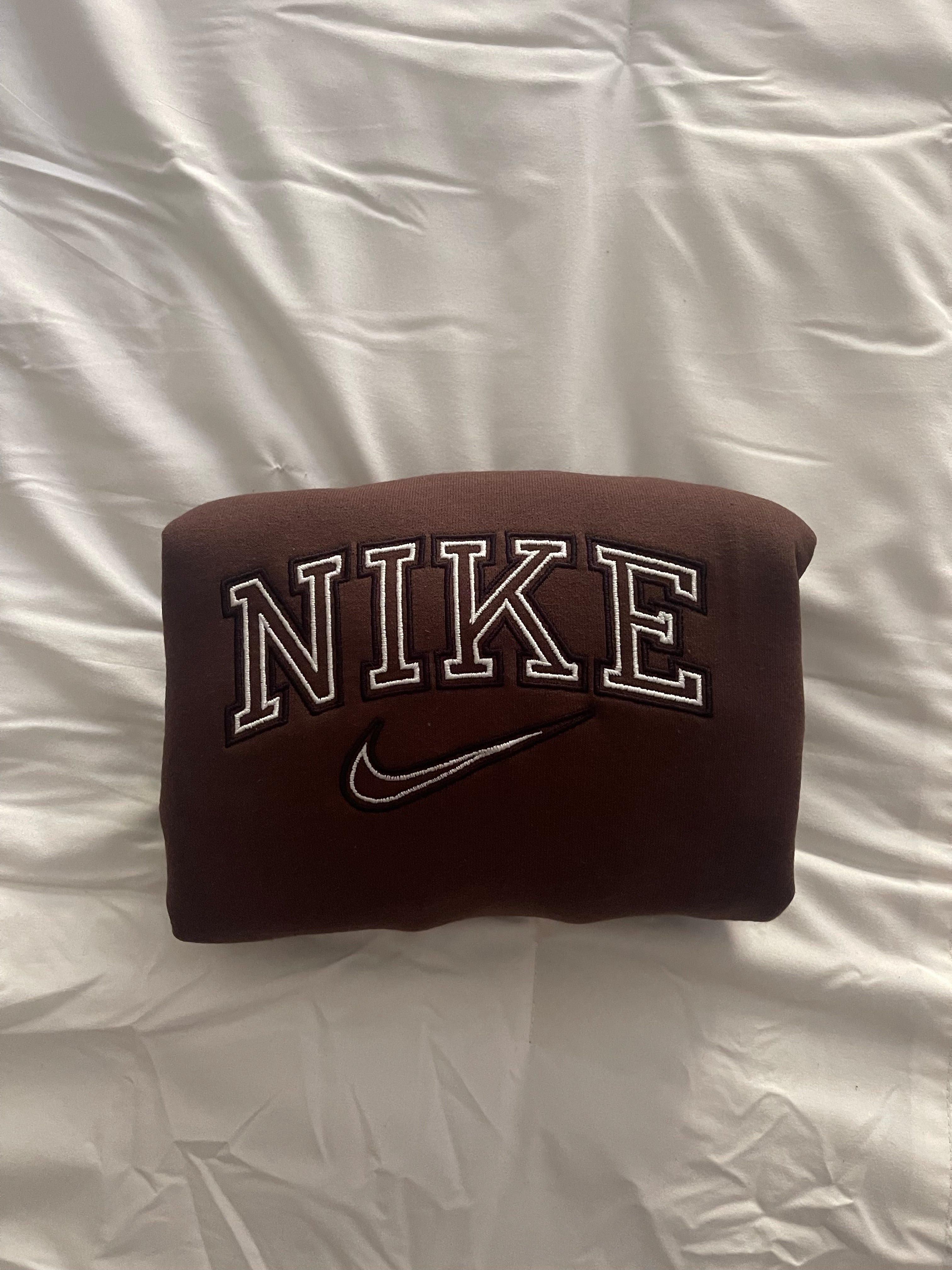 Nike crewneck embroidered online sweatshirt